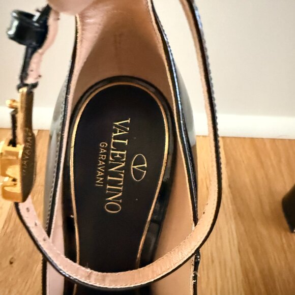 BRAND NEW Valentino black patent leather shoe - Picture 5 of 8